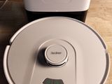un robot posé sur une table à côté d'un mixeur