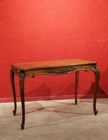 Table de salon en noyer à pieds cambrés.