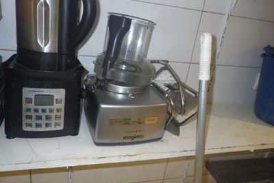 un mixeur, un mixeur et une brosse à dents posés sur une étagère