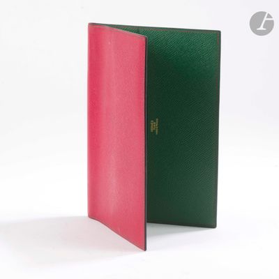 deux livres verts et roses posés l'un à côté de l'autre sur une surface blanche