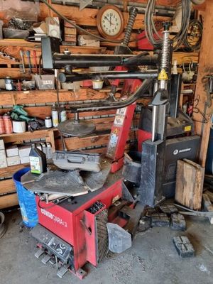 une machine qui se trouve dans un garage où il y a beaucoup d'outils