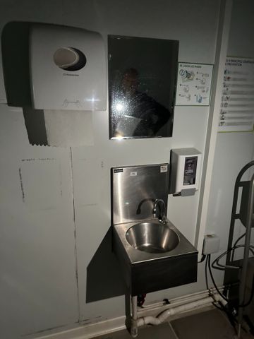 Lave main inox, avec distributeur de papier et distributeur de sa...