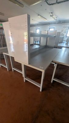 une pièce dans laquelle se trouvent plusieurs tables et chaises