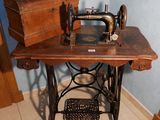 une vieille machine à coudre posée sur une table dans une pièce