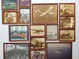 il y a beaucoup de photos accrochées au mur de cette pièce
