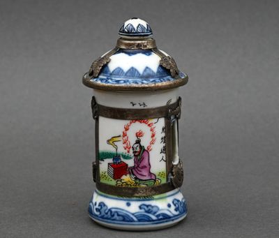 une image représentant un petit récipient en porcelaine orné d'une peinture