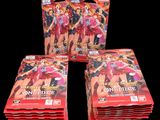 cinq paquets de cartes à collectionner, contenant chacun une carte, sont empilés les uns sur les autres