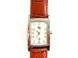 gros plan d'une montre sur une surface blanche