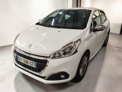 la petite voiture blanche est garée dans une grande pièce