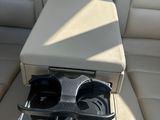 un siège auto contenant un porte-gobelet et des lunettes de soleil