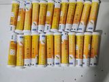 plein de tubes de dentifrice posés sur une table