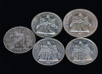 six pièces de monnaie britanniques différentes empilées les unes sur les autres sur une surface noire