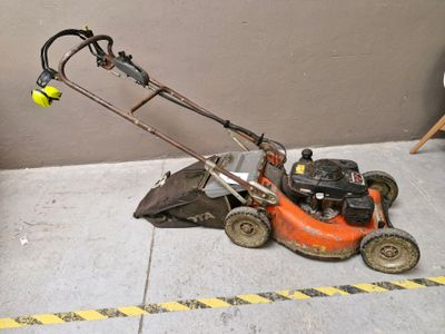 a lawn mower that is sitting on the ground