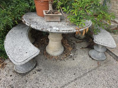 une petite table sur laquelle est posée une plante en pot