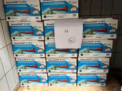 des boîtes contenant un assortiment de plantes aériennes empilées les unes sur les autres dans un magasin