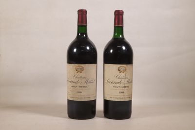 deux bouteilles de vin rouge posées l'une à côté de l'autre sur une table