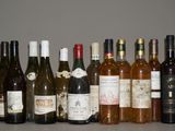 plusieurs bouteilles de vin alignées sur une table