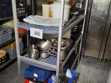une étagère en métal sur laquelle sont posés des casseroles et des poêles