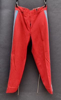 deux paires de pantalons rouges suspendues à une corde à linge