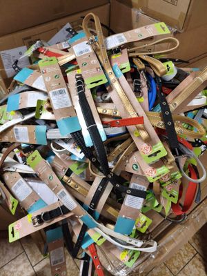 une boîte remplie de ciseaux et d'autres objets