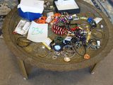 une table basse sur laquelle sont posés de nombreux bijoux