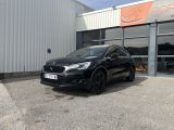 une voiture noire garée devant un bâtiment