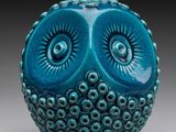 une photo d'une figurine de chouette bleue posée sur une table