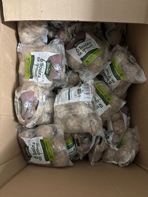 une boîte en carton remplie d'une grande variété d'aliments