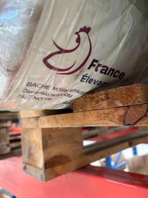 un sac de nourriture posé sur une palette, lui-même posée sur une autre palette