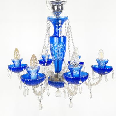 un lustre en verre bleu muni de cinq ampoules