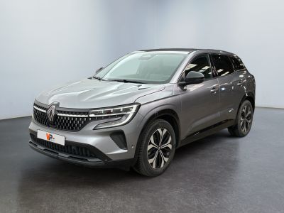 un SUV gris garé dans une pièce au sol noir