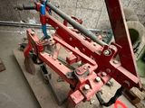 une machine rouge posée sur un morceau de bois