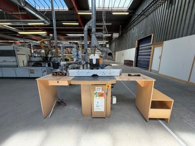 une machine placée au milieu d'une pièce