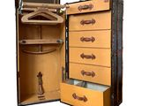 une valise ouverte contenant une autre valise à l'intérieur