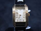 gros plan d'une montre sur une surface noire
