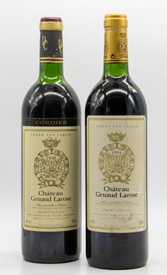 deux bouteilles de vin posées l'une à côté de l'autre sur une table