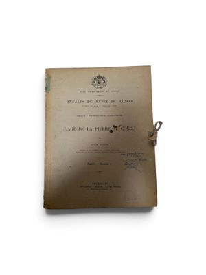 un vieux livre ouvert sur une surface blanche