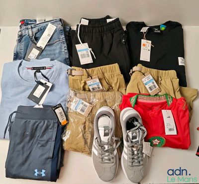 plusieurs paires de vêtements masculins sont disposées sur une table