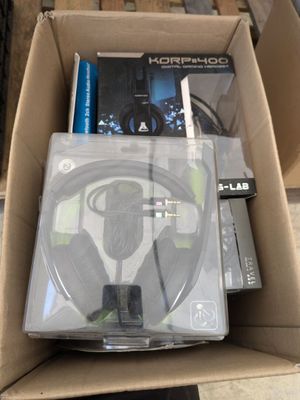 une boîte contenant un CD et un casque