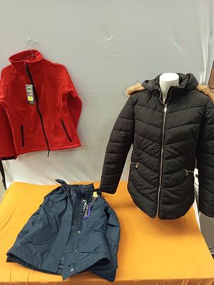 deux vestes posées sur une table et une veste sur un mannequin