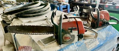une tronçonneuse posée sur une table dans un garage