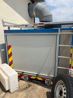 un camion de pompiers équipé d'une lance à l'arrière