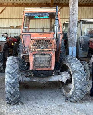 un tracteur garé dans un garage