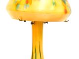 l'image d'une lampe posée sur une table