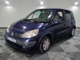 la photo d'une camionnette bleue garée dans un garage