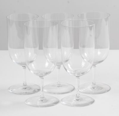 BACCARAT. Cinq verres à pied en cristal. Pastillé sous la ba…