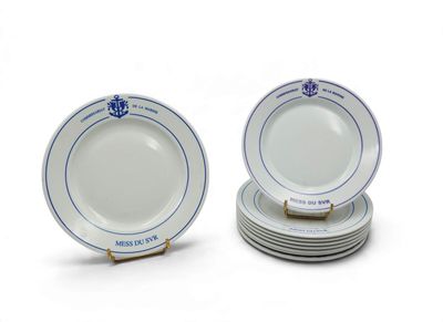 deux assiettes ornées de motifs bleus et blancs sont empilées l'une sur l'autre
