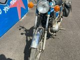 une moto garée devant un bâtiment