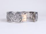 bracelet manchette en argent et or sur fond blanc avec fond blanc