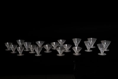 Plusieurs verres à vin vides sont alignés sur une table